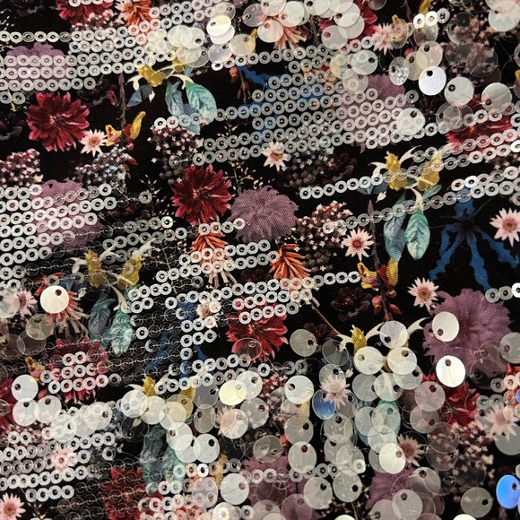 Club Monaco sequin mini skirt. Size 10 silver with floral print. Never worn - Picture 6 of 6